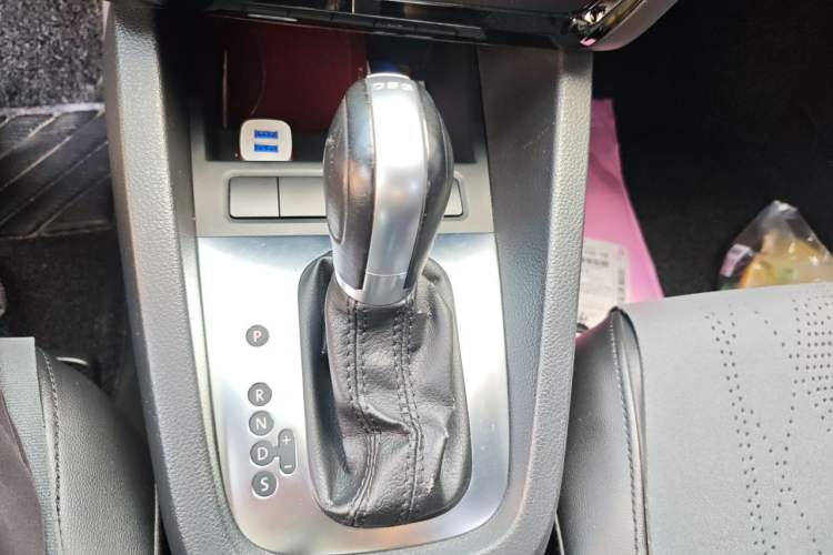 Used Volkswagen Sagitar 2014 Revised Version 1.4TSI Automatic Luxury Edition Gear Lever