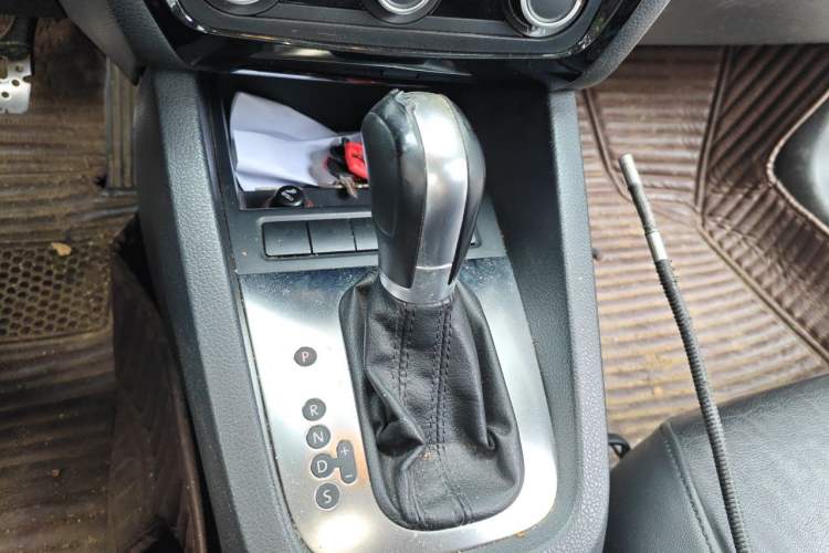 Used Volkswagen Sagitar 2014 Revised Version 1.6L Automatic Comfort Edition Gear Lever