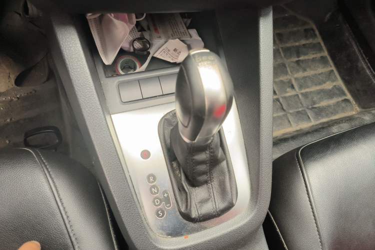 Used Volkswagen Sagitar 2014 Revised Version 1.4TSI Automatic Elite Edition Gear Lever