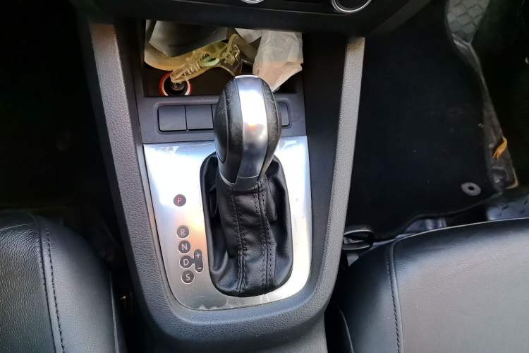 Used Volkswagen Sagitar 2014 1.6L Automatic Comfort Model Gear Lever