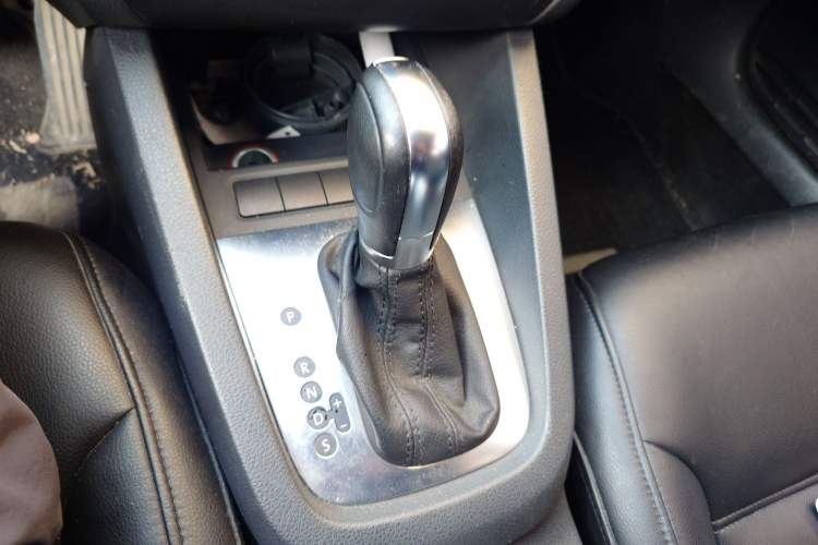 Used Volkswagen Sagitar 2014 1.6L Automatic Comfort Model Gear Lever