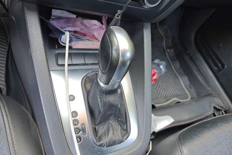 Used Volkswagen Sagitar 2014 Revised Version 1.6L Automatic Comfort Edition Gear Lever
