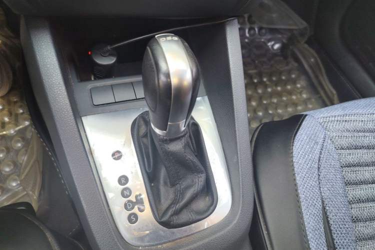 Used Volkswagen Sagitar 2014 Revised Version 1.4TSI Automatic Luxury Edition Gear Lever