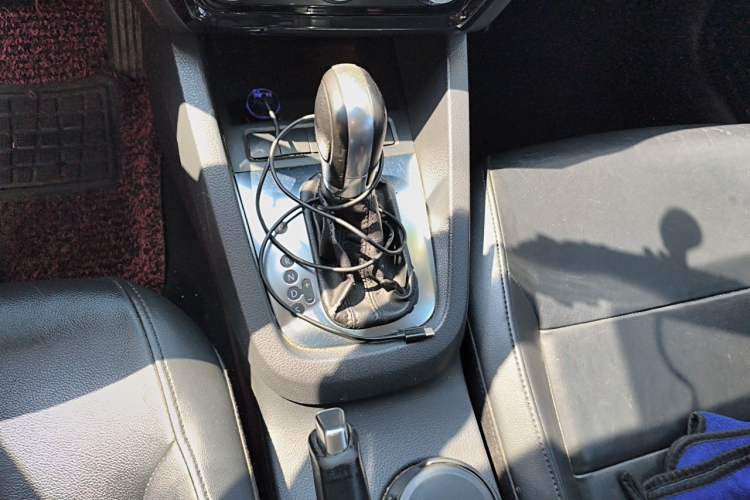 Used Volkswagen Sagitar 2014 Revised Version 1.6L Automatic Comfort Edition Gear Lever