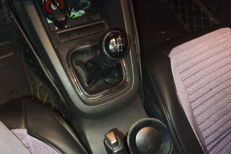 Used Volkswagen Sagitar 2014 1.6L Manual Comfort Model Gear Lever