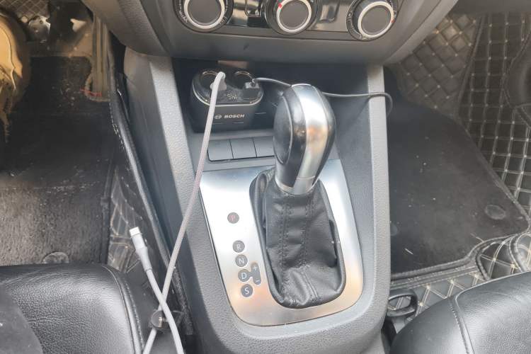 Used Volkswagen Sagitar 2014 Revised Version 1.6L Automatic Comfort Edition Gear Lever