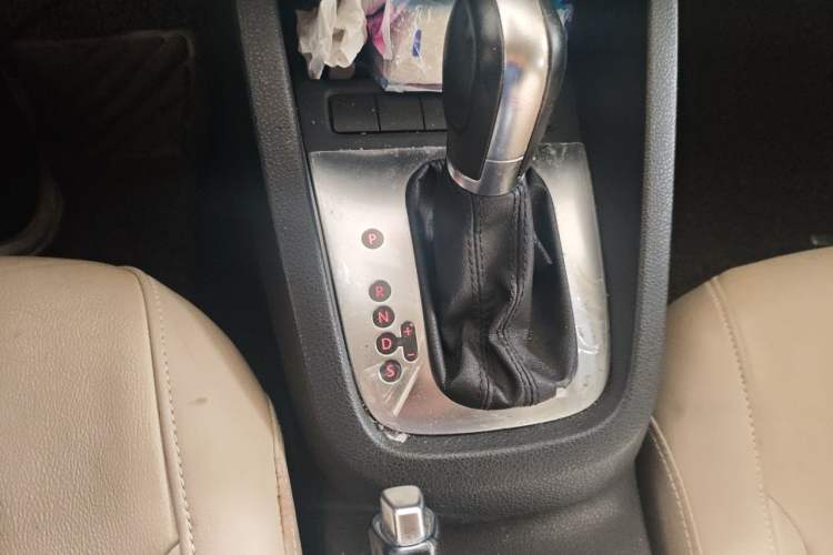 Used Volkswagen Sagitar 2014 1.6L Automatic Comfort Model Gear Lever