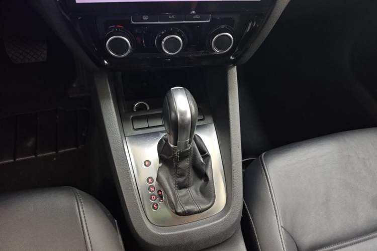 Used Volkswagen Sagitar 2014 Revised Version 1.6L Automatic Comfort Edition Gear Lever