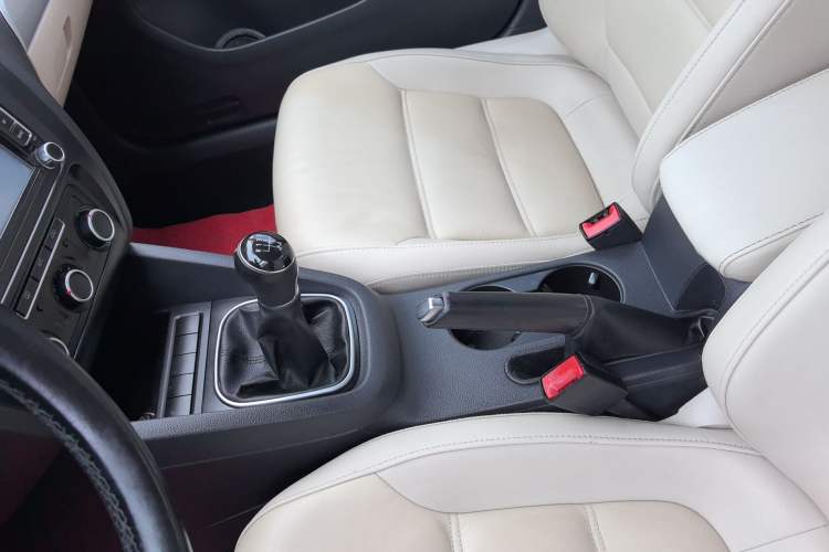 Used Volkswagen Sagitar 2014 1.6L Manual Comfort Model Gear Lever