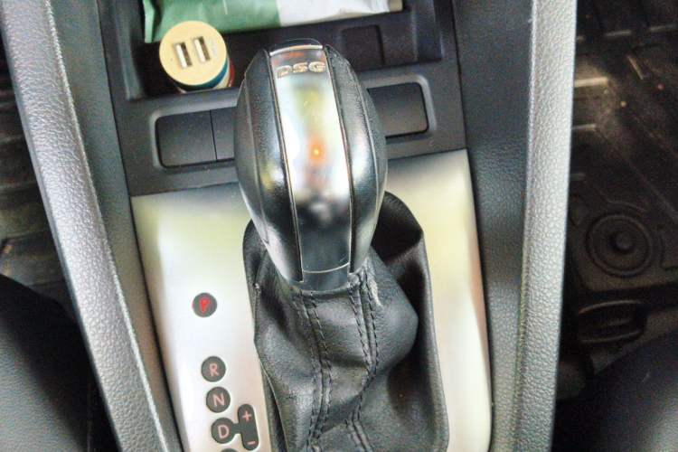 Used Volkswagen Sagitar 2014 Revised Version 1.4TSI Automatic Luxury Edition Gear Lever