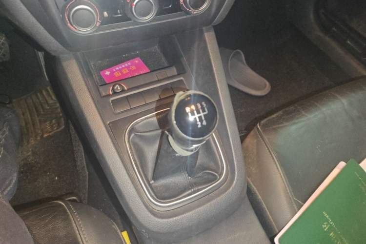 Used Volkswagen Sagitar 2014 1.6L Manual Comfort Model Gear Lever