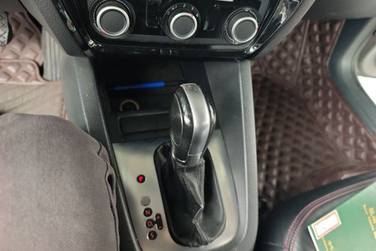Used Volkswagen Sagitar 2014 Revised Version 1.6L Automatic Comfort Edition Gear Lever