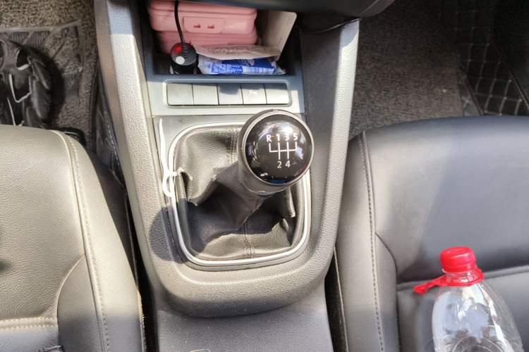 Used Volkswagen Sagitar 2014 1.4TSI Manual Luxury Model Gear Lever