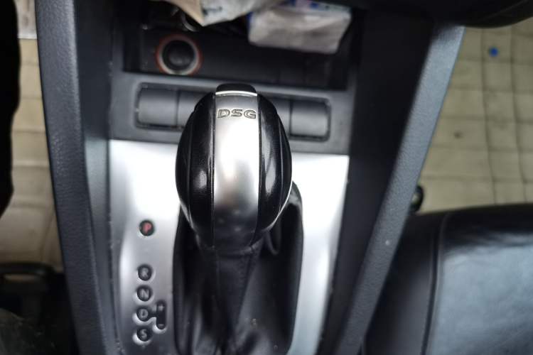 Used Volkswagen Sagitar 2014 1.4TSI Automatic Luxury Model Gear Lever