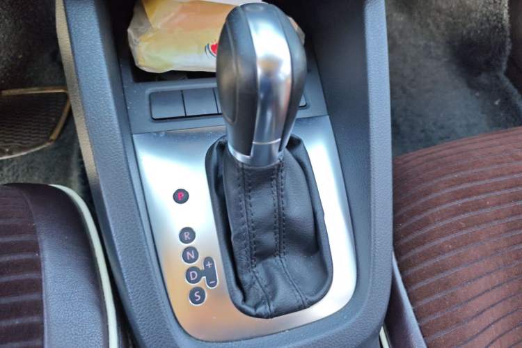 Used Volkswagen Sagitar 2014 Revised Version 1.6L Automatic Comfort Edition Gear Lever