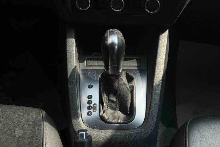 Used Volkswagen Sagitar 2014 Revised Version 1.6L Automatic Comfort Edition Gear Lever