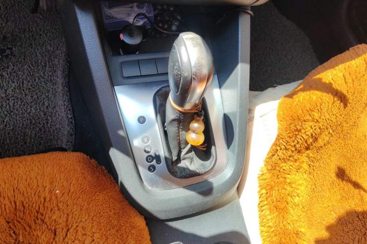Used Volkswagen Sagitar 2014 1.4TSI Automatic Luxury Model Gear Lever