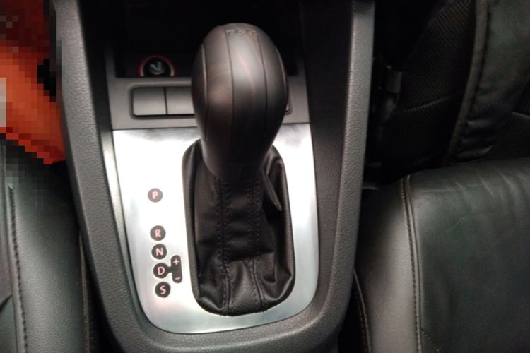 Used Volkswagen Sagitar 2014 Revised Version 1.4TSI Automatic Luxury Edition Gear Lever
