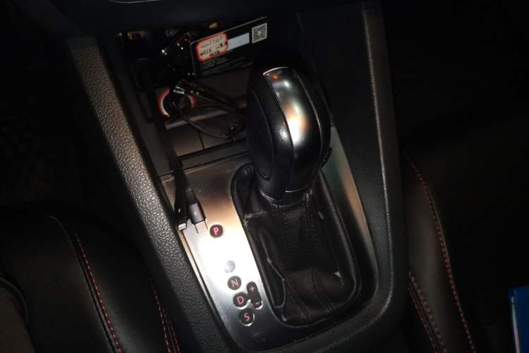 Used Volkswagen Sagitar 2014 Revised Version 1.6L Automatic Comfort Edition Gear Lever