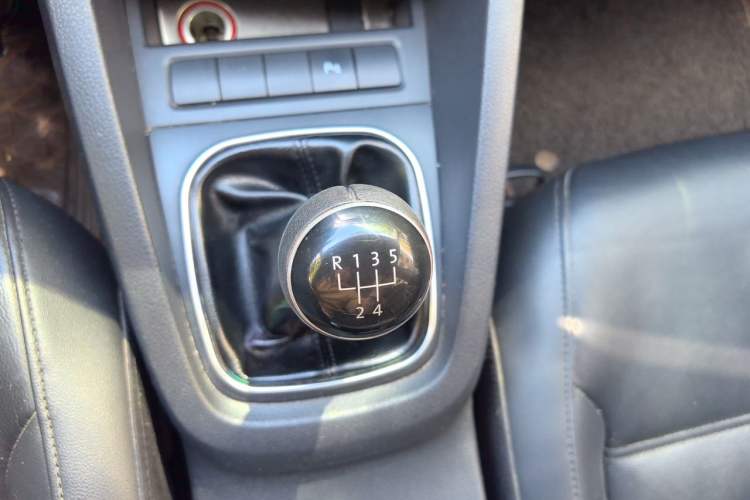 Used Volkswagen Sagitar 2014 Revised Version 1.4TSI Manual Luxury Edition Gear Lever