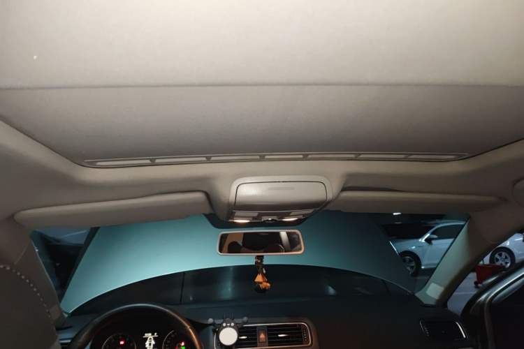 Used Volkswagen Sagitar 2014 Revised Version 1.4TSI Automatic Luxury Edition Headliner