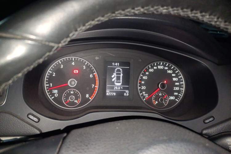Used Volkswagen Sagitar 2014 1.4TSI Manual Luxury Model Instrument Cluster