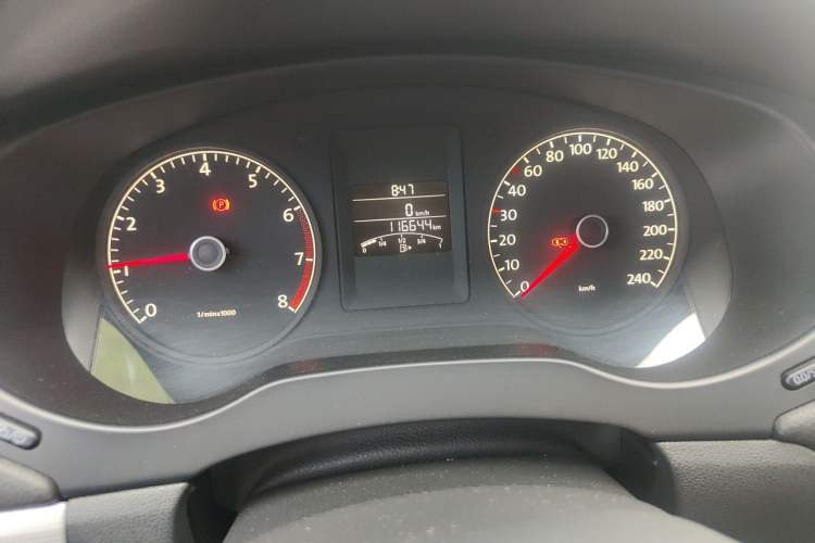 Used Volkswagen Sagitar 2014 1.6L Manual Comfort Model Instrument Cluster