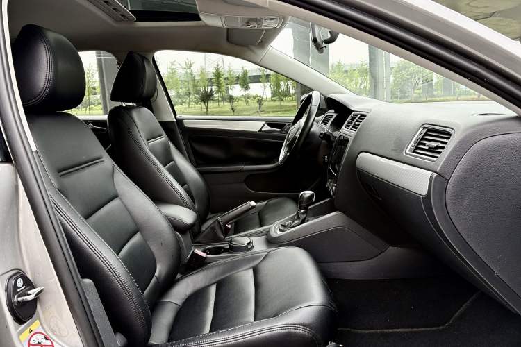 Used Volkswagen Sagitar 2014 1.6L Automatic Comfort Model Interior 1
