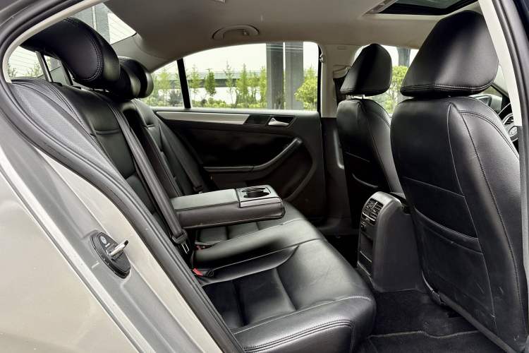 Used Volkswagen Sagitar 2014 1.6L Automatic Comfort Model Interior 2