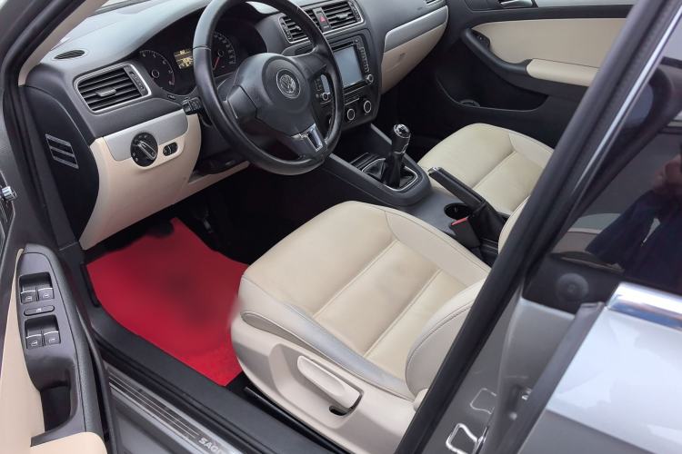 Used Volkswagen Sagitar 2014 1.6L Manual Comfort Model Interior 3