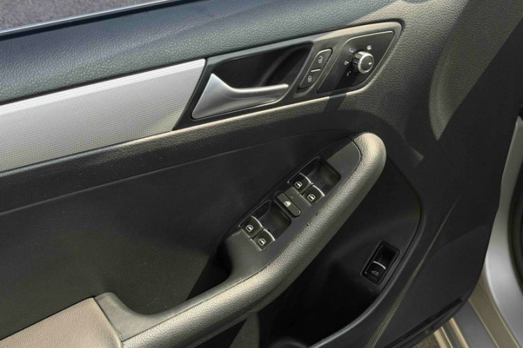 Used Volkswagen Sagitar 2014 Revised Version 1.6L Automatic Comfort Edition Interior 3