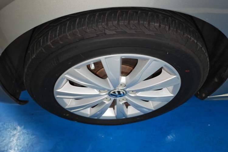 Used Volkswagen Sagitar 2014 Revised Version 1.6L Manual Comfort Edition Left Front Wheel Hub