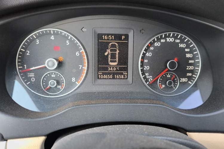 Used Volkswagen Sagitar 2014 1.4TSI Automatic Luxury Model Odometer Close Up
