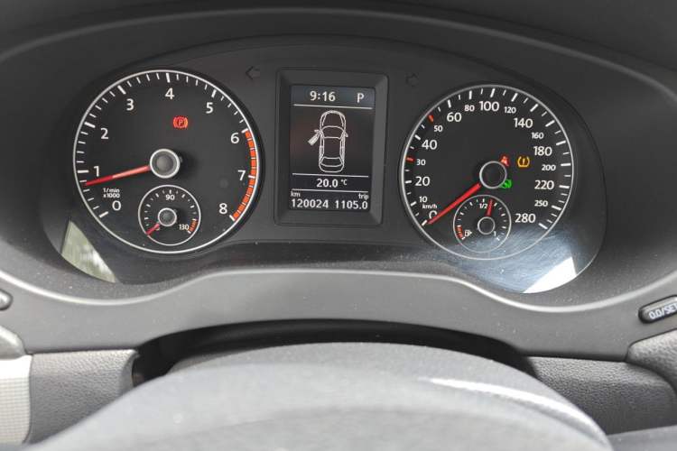 Used Volkswagen Sagitar 2014 1.4TSI Automatic Luxury Model Odometer Close Up