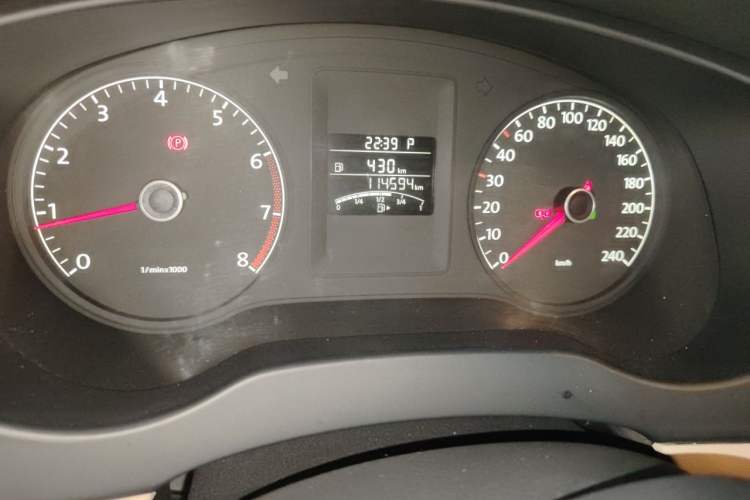 Used Volkswagen Sagitar 2014 1.6L Automatic Comfort Model Odometer Close Up