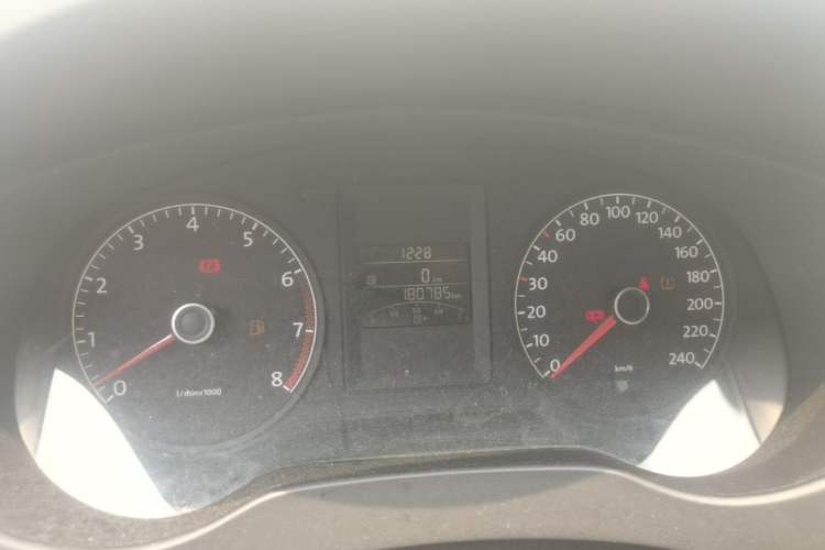 Used Volkswagen Sagitar 2014 Revised Version 1.6L Manual Comfort Edition Odometer Close Up
