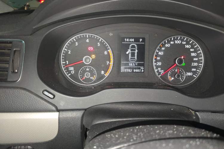 Used Volkswagen Sagitar 2014 1.4TSI Automatic Luxury Model Odometer Close Up