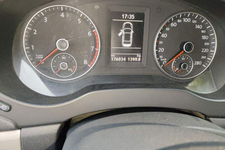 Used Volkswagen Sagitar 2014 1.4TSI Manual Luxury Model Odometer Close Up