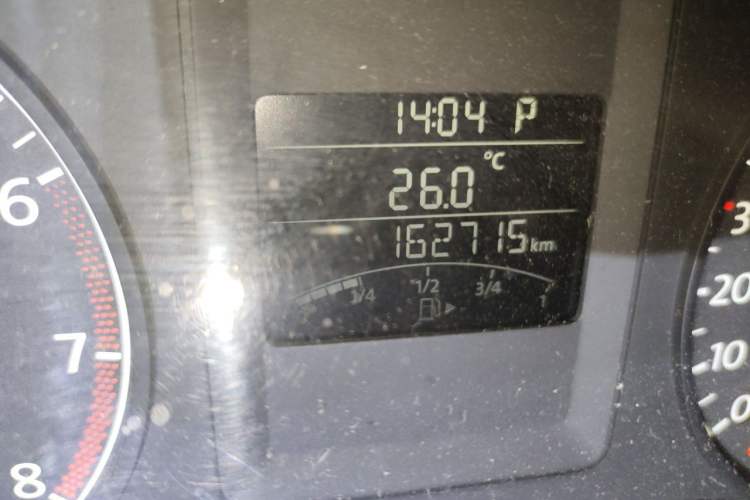 Used Volkswagen Sagitar 2014 1.6L Automatic Fashion Model Odometer Close Up