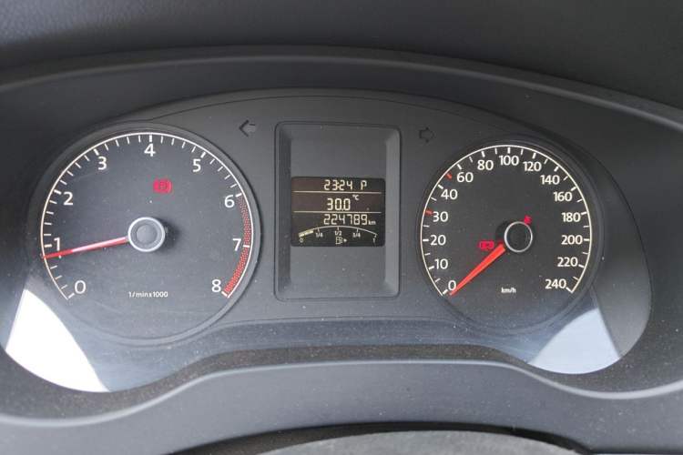 Used Volkswagen Sagitar 2014 Revised Version 1.6L Automatic Comfort Edition Odometer Close Up