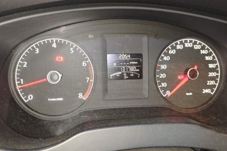 Used Volkswagen Sagitar 2014 1.6L Manual Comfort Model Odometer Close Up