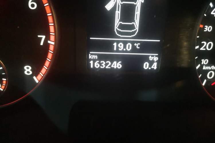 Used Volkswagen Sagitar 2014 1.4TSI Manual Luxury Model Odometer Close Up