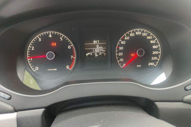 Used Volkswagen Sagitar 2014 1.6L Manual Comfort Model Odometer Close Up