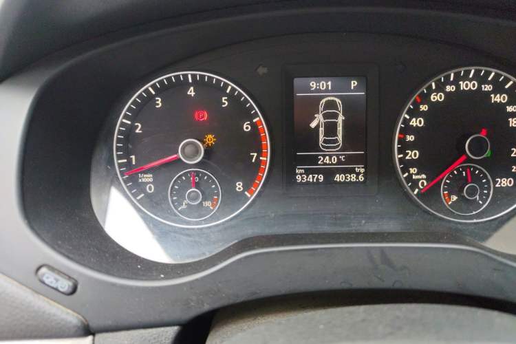 Used Volkswagen Sagitar 2014 1.4TSI Automatic Luxury Model Odometer Close Up