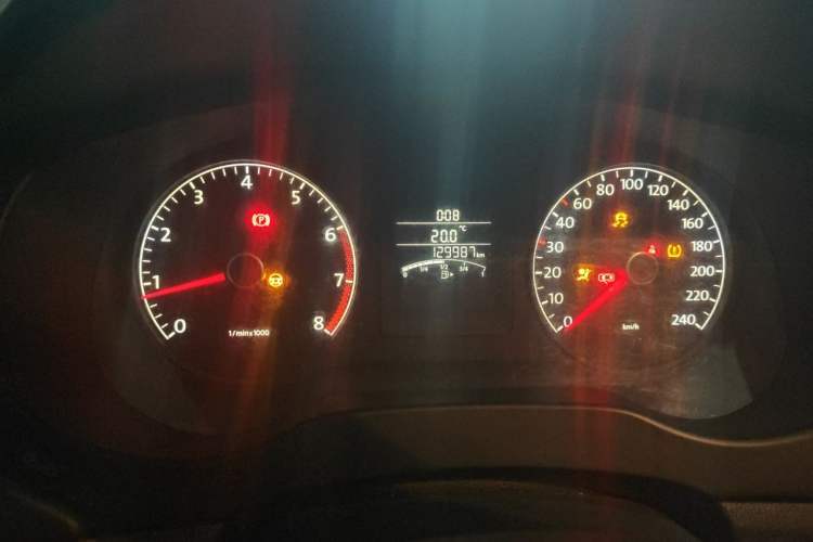 Used Volkswagen Sagitar 2014 1.6L Manual Comfort Model Odometer Close Up