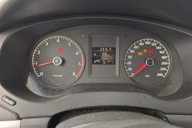 Used Volkswagen Sagitar 2014 Revised Version 1.6L Automatic Comfort Edition Odometer Close Up