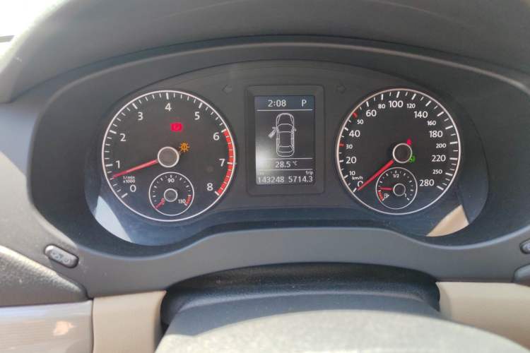 Used Volkswagen Sagitar 2014 1.4TSI Automatic Luxury Model Odometer Close Up