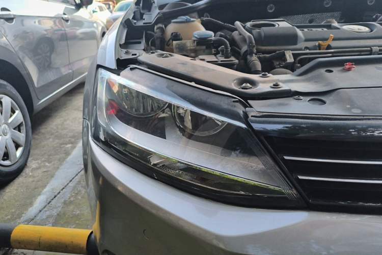 Used Volkswagen Sagitar 2014 1.4TSI Automatic Luxury Model Right Front Headlight