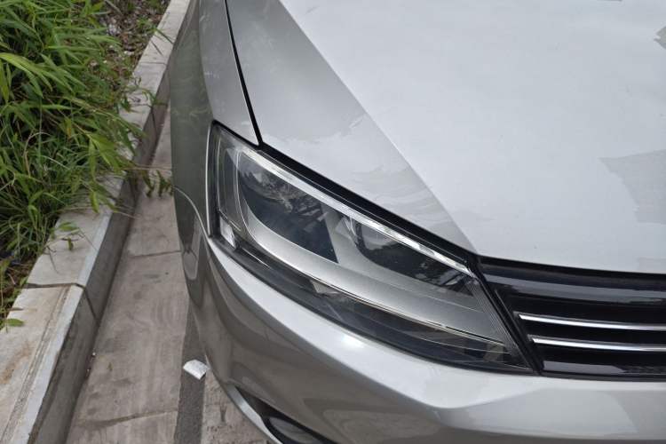 Used Volkswagen Sagitar 2014 Revised Version 1.6L Automatic Comfort Edition Right Front Headlight