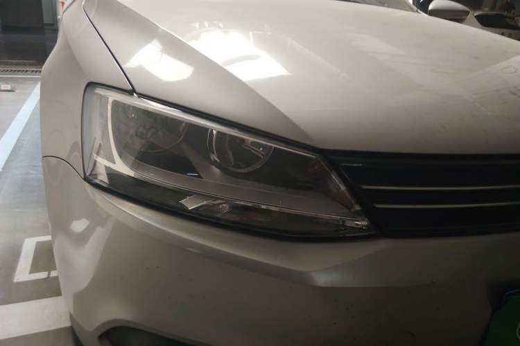 Used Volkswagen Sagitar 2014 1.6L Manual Comfort Model Right Front Headlight